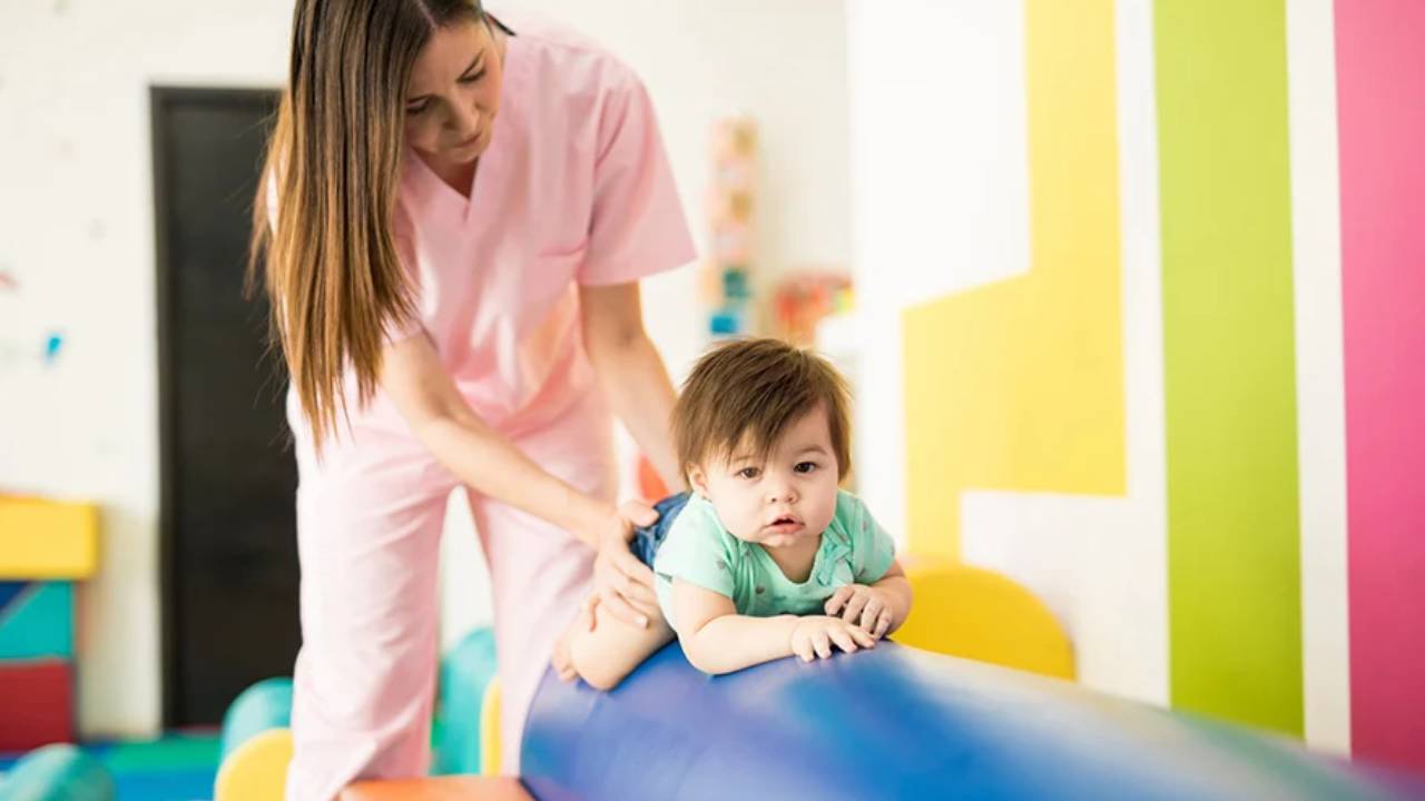 Fisioterapia pediátrica en un entorno cálido y profesional