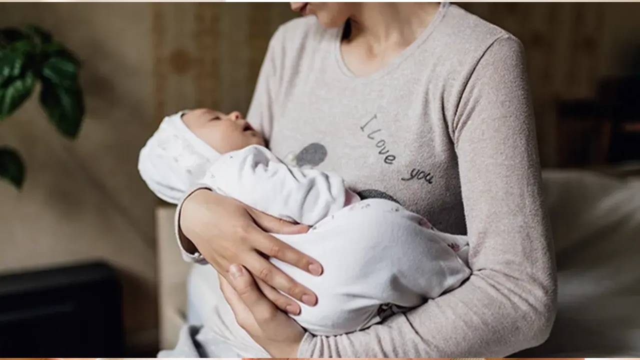 Imagen cálida de bebé y familia